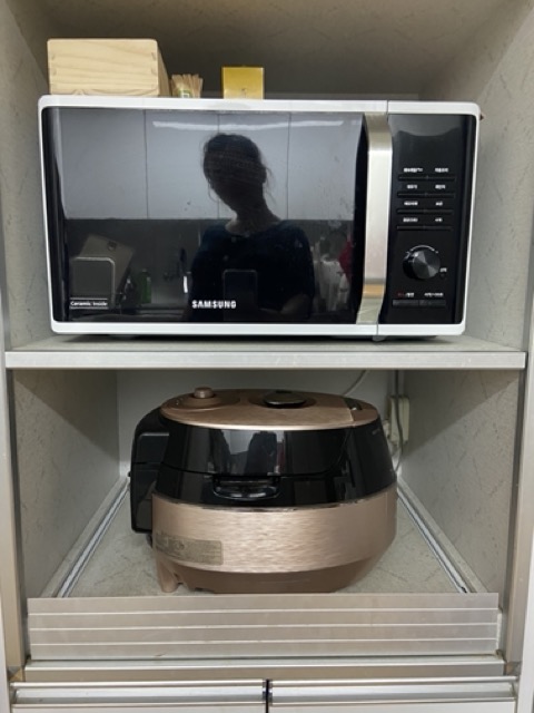 삼성 23L 세라믹 전자레인지가 주방 수납장에 설치된 모습