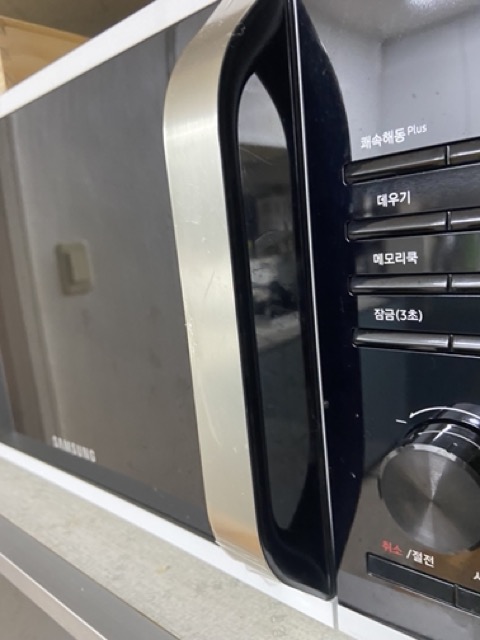 삼성 23L 세라믹 전자레인지의 손잡이와 전면 디자인